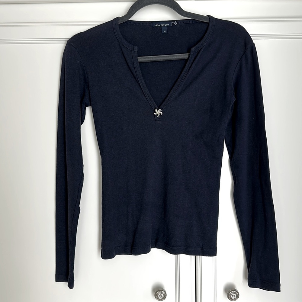 Tailor New York Navy shirt size XS with v-neck and a silver starfish. EU…